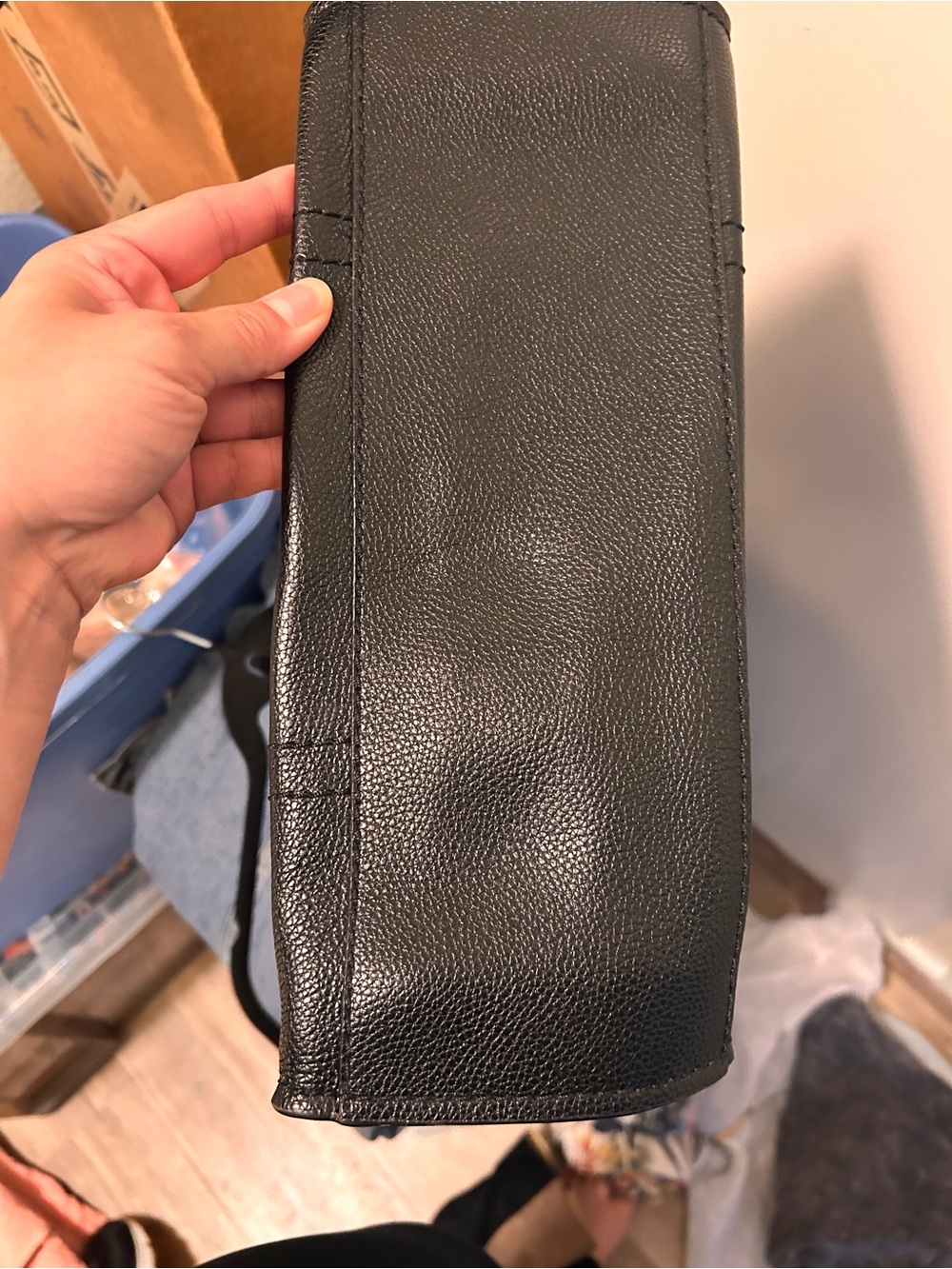 Marc Jacobs Black Pebbled Leather Vertical Tote with Gold Logo - Picture 6 of 7